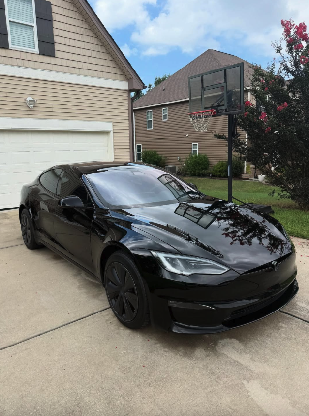 Tesla Model S black with mirror shine